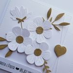 Kartka ślubna minimalistyczna biało-brązowa - Kartka ślubna z białymi kwiatami handmade
