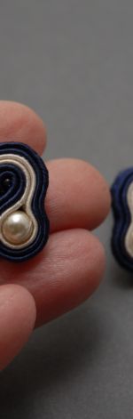 małe, kremowo-granatowe kolczyki sutasz 1