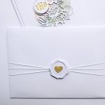 Zaproszenie komunijne kremowo-zielone Hostia - Zaproszenie komunijne w ozdobionej kopercie