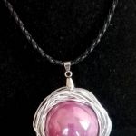 Ceramika i drut, liliowa porcelanowa kula, wisior handmade - 