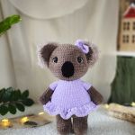 Koala dziewczynka, Miś pluszowy na prezent, Przytulanka dla dziecka - Oczy są plastikowe, błyszczące, na bezpiecznym mocowaniu. Dodatkowo zafiksowane od środka.