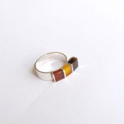 Srebrny pierścionek z bursztynem regulowany