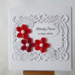 Kartka MŁODEJ PARZE z czerwonymi kwiatami - Biało-czerwona kartka ślubna z ażurowym wzorem