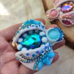 Broszka Żuk ręcznie robiona biżuteria - Tył wykończony ekoskórą i solidnym zapięciem – trwałość i komfort noszenia.