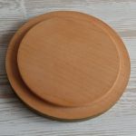 Drewniana deseczka z kurami - Tył okrągłej deseczki drewnianej