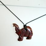 Jaspis czerwony, mokait - wisiorek ze słoniem, na szczęście - 