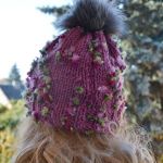Purpurowa fantazyjna czapka z pomponem - zimowa czapka