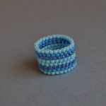 Pierścionek koralikowy niebieski 2 - pierścionek niebieskie paski