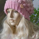 Czapka bąblowa z pomponem w kolorze różowym. - bąblowa czapka