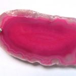 Duży, różowy nieregularny surowy agat fiksja, wisior na rzemieniu - 