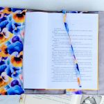Wodoodporne etui na książkę: kolorowe bratki - 