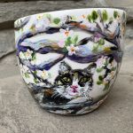 Porcelanowa filiżanka ze spodkiem ręcznie malowana Kot na jabłoni  - 