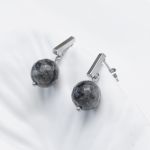 Klasyczne kolczyki w kolorze srebrnym z Larvikitem. - 