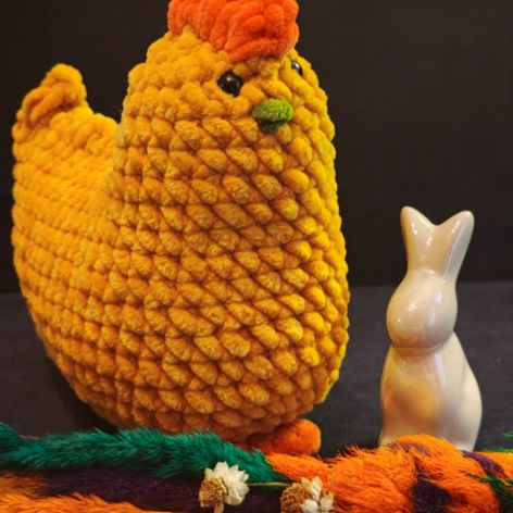 Kurka na szydełku handmade maskotka dekoracja Wielkanoc 18 cm musztardowa