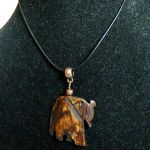 Drewno tekowe, mały słonik na rzemyku, wisiorek - 