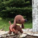 Maskotka jamniczek, Zabawka piesek, Jamnik, Prezent dla dziecka - Jamnik ma pasiasty sweterek, kolorystyka - nasączony czerwony i jasny żółty.