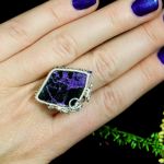 Purpuryt, srebrny pierścionek z purpurytem - pierścionek na palcu