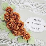 Kartka W DNIU ŚLUBU z brązowymi różami - Beżowo-brązowa kartka na ślub z różami