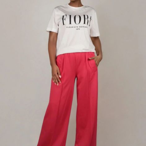 Eleganckie spodnie malinowe z dzianiny dresowej z szerokimi nogawkami.