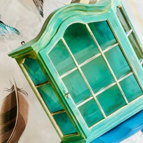 Turkusowa witryna wisząca z półkami, oszklona, ręcznie postarzana, z duszą