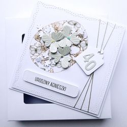 Delikatna kartka urodzinowa z kwiatami liczbą