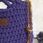 Mała fioletowa torebka - Zbliżenie na kolor