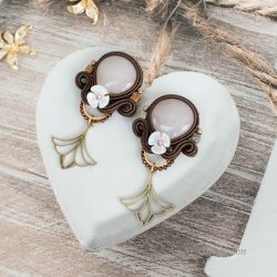 Brązowe kolczyki z kwiatkami