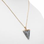 Naszyjnik - amulet ochronny - Labradoryt - trójkąt - Na szyi2