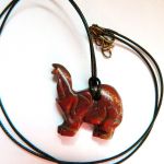 Jaspis czerwony, mokait - wisiorek ze słoniem, na szczęście - 