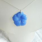Kwiat z niebieskiego jadeitu, wisiorek na łańcuszku - 