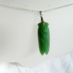 Zielony rzeźbiony jadeit - cykada, wisiorek - 