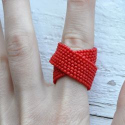 Pierścionek koralikowy czerwony 2