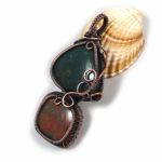 Miedziany wisior z kaboszonami heliotropu - miedziany amulet z krwawnikiem