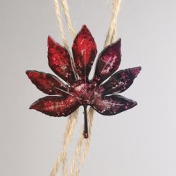 "Klonowa piękność" - ciemnoczerwona broszka w kształcie liścia