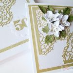 Kartka ROCZNICA ŚLUBU z białymi kwiatami - Złocisto-biała kartka na rocznicę ślubu w pudełku