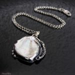Naszyjnik srebrny z perłą słodkowodną i listkiem - Perła słodkowodna