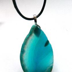 Wisiorek z niebieskim agatem, nieregularny kamień