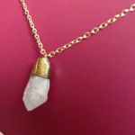Naturalny energetyczny matowy kwarc, wisiorek w złotej oprawie - 