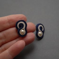 małe, kremowo-granatowe kolczyki sutasz 1