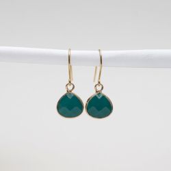 Kolczyki w złotej oprawie z jadeitem.