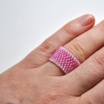 Pierścionek koralikowy różowy - pierścionek na prezent