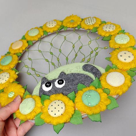 Kotek szaraczek wśród kwiatów - dekoracja ścienna