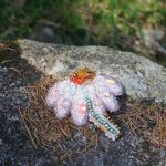 Ręcznie robiona broszka w kształcie rumianku - Kwiat, ktory nie więdnie i możesz go mieć zawsze przy sobie.