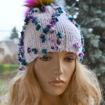Biała czapka z purpurowymi kwiatkami - Ciepła czapka Na zimę