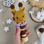 Grzechotka żyrafa, Prezent dla malucha, Gryzak dla noworodka - Rozmiar grzechotki to około 18 cm