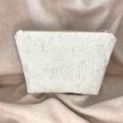 Kosmetyczka materiałowa solidna, stylowa ,praktyczna,jasnobeżowa.