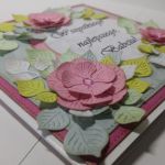 Kartka dla babci - różowe kwiatki (1) - Każdy element jest lekko wytuszowany na krawędziach (tusz w kolorze złotym)