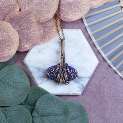 Miedziany wisiorek wire wrapping z lapisem lazuli #524