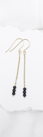 Delikatne kolczyki na łańcuszkach z onyksem.