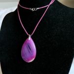 Różowo-czarny agat, duża łezka, wisiorek na rzemieniu - 